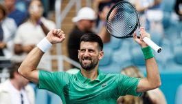 Miami, Djokovic in finale: travolge Dimitrov, che litiga con un tifoso. E Bertolucci si distrae con lady Messi