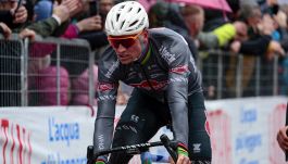 E3 Saxo Classic, van der Poel comincia la stagione sulle pietre con un assolo dei suoi: Pedersen e Ganna sul podio
