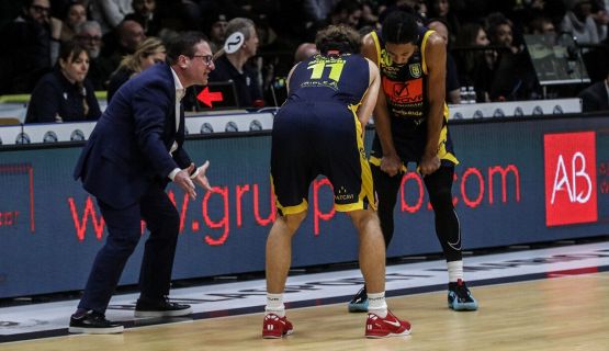 Basket: scandalo scommesse denunciato dalle Iene si allarga, dopo Scafati c'è Napoli. Cosa è successo e la replica