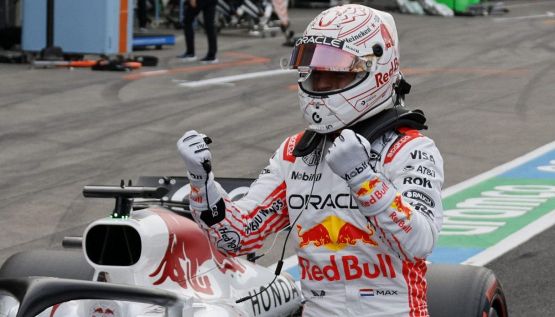 GP Giappone: Verstappen imperatore di Suzuka, McLaren a podio. Ferrari: Leclerc 4°, Hamilton 7°, Antonelli record