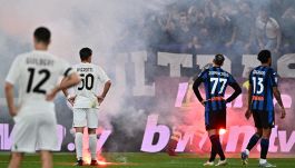 Atalanta-Lecce, moviola: rigori fantasma, gara sospesa, fumogeni e proteste