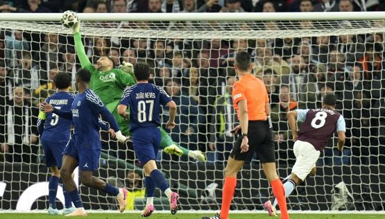 Aston Villa-Psg, moviola: errore incredibile prima del match, poi gol annullato e la gomitata dell'arbitro