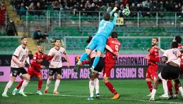 Serie B, Bari-Palermo 2-1: festa per 18mila allo scadere. Orari, programma e dove vedere le gare in tv