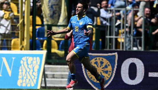 Serie B: colpaccio del Modena a Bari, Sampdoria ancora battuta. La Cremonese scatta verso i playoff, il Sassuolo vince ancora