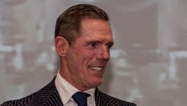 Mario Cipollini all'inaugurazione di una pista ciclabile e nelle scuole in Puglia, la contestazione. "Condannato per lesioni all'ex moglie"