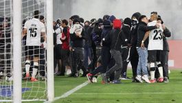 Tragedia in Cile: invasione di campo, due morti, gara sospesa, Vidal in lacrime