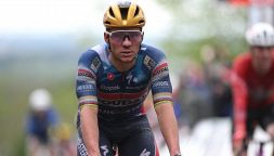 Evenepoel, un giornalista attacca la famiglia della moglie: "Vive sulle spalle di Remco". Replica durissima