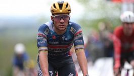 Evenepoel, un giornalista attacca la famiglia della moglie: "Vive sulle spalle di Remco". Replica durissima