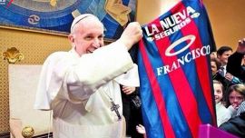 La morte di Papa Francesco, l'ultimo omaggio del San Lorenzo e l'insolita coincidenza sulla sua tessera