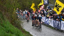 Giro delle Fiandre, la festa si trasforma in tragedia: due ciclisti perdono la vita. Ma la sfida Pogacar-Van der Poel ci sarà
