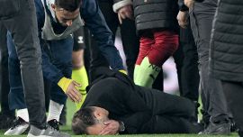 Follia Mourinho dopo il derby perso dal Fenerbahce: strizza il naso al tecnico del Galatasaray e scatena la rissa