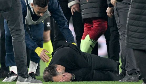 Follia Mourinho dopo il derby perso dal Fenerbahce: strizza il naso al tecnico del Galatasaray e scatena la rissa