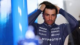 Gp Giappone, Sainz nostalgia Ferrari: sbaglia box, si scusa in radio. Incidente Doohan, Villeneuve contro Briatore