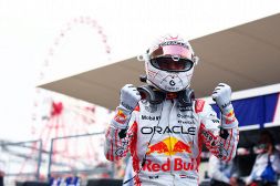 F1, Gp Giappone: Verstappen fa fuoco e fiamme e strappa la pole alle McLaren. Leclerc quarto, Hamilton delude 8°