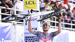 Parigi-Roubaix 2025, Van der Poel conquista il tris davanti a un Pogacar frenato da una caduta: terzo Pedersen
