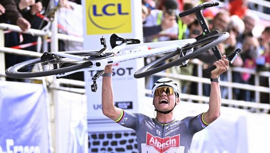 Parigi-Roubaix 2025, Van der Poel conquista il tris davanti a un Pogacar frenato da una caduta: terzo Pedersen