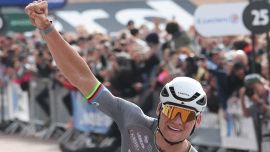 Parigi-Roubaix: per van der Poel è il “Paradiso del Nord”. Pogacar tradito da una curva, brutto incidente per Ballerini