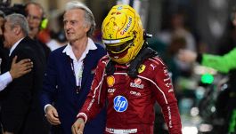 F1, Hamilton sbotta in radio: "Uno schifo". Lewis, le difficoltà con la Ferrari e poi allontana Ben Sulayem