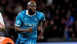 Napoli, mano di Lukaku sul gol di McTonimay: insorgono i tifosi dell’Inter. Anche Ferrara nel mirino dei social