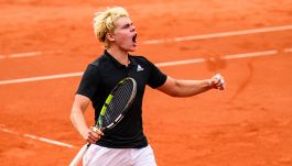 Il deodorante di Dart e il crocifisso di Dedura-Palomero: tra Rouen e Monaco il giorno di ordinaria follia del tennis