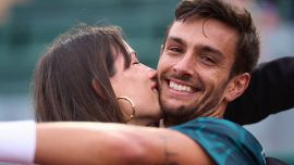 Montecarlo, Musetti è diventato grande: rimonta de Minaur poi bacia Veronica. E con Alcaraz c’è un precedente che fa sperare