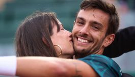 Montecarlo, Musetti è diventato grande: rimonta de Minaur poi bacia Veronica. E con Alcaraz c’è un precedente che fa sperare