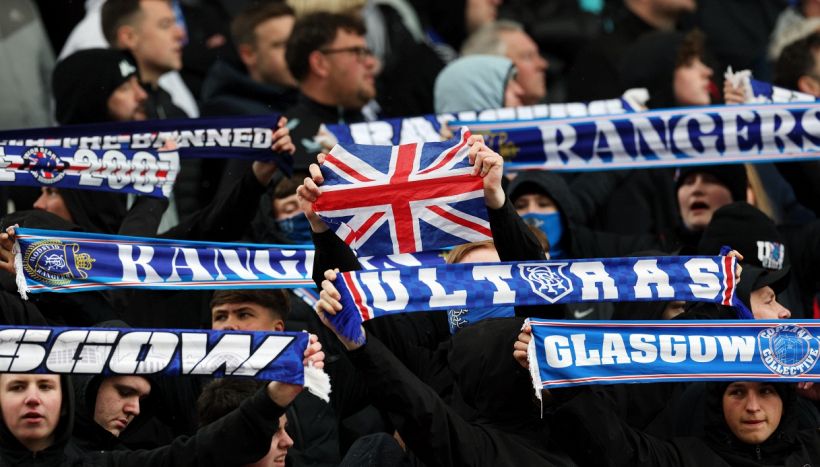 “Nessun Papa a Roma”, il murales choc dei tifosi del Glasgow Rangers: l’Old Firm col Celtic coinvolge la religione