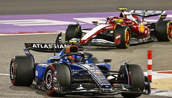 F1, Hamilton a spasso, Sainz e Albon si infuriano via radio: "Dite a Ferrari che è pericoloso". Tensione in Arabia