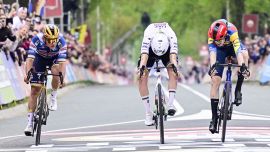 Amstel Gold Race, Skjelmose vince al fotofinish su Pogacar ed Evenepoel dopo una gara per cuori forti