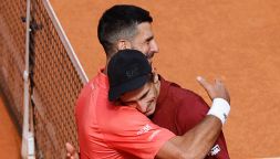 Madrid, Arnaldi incredulo: il messaggio sulla telecamera e l’abbraccio con Djokovic. Nole lancia un indizio sul ritiro