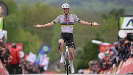 Freccia Vallone, Pogacar è di un altro pianeta: devastante assolo sul Mur de Huy. Evenepoel evapora nel finale
