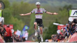 Freccia Vallone, Pogacar è di un altro pianeta: devastante assolo sul Mur de Huy. Evenepoel evapora nel finale