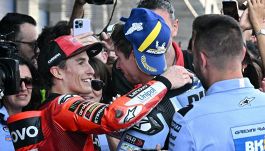 MotoGP Jerez: dalla spallata tra Marquez e Bagnaia alla caduta di Marc che poi abbraccia Alex in lacrime