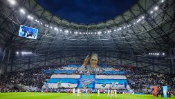 Papa Francesco, la splendida coreografia a Marsiglia: l’omaggio dei tifosi dell’Olympique al Vélodrome