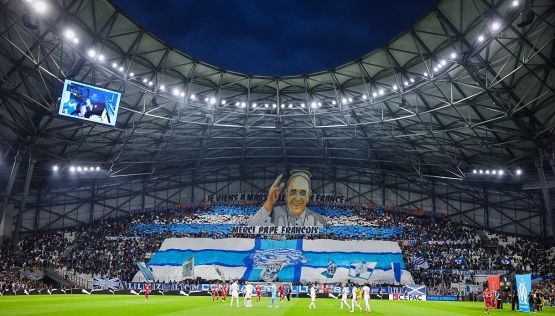 Papa Francesco, la splendida coreografia a Marsiglia: l’omaggio dei tifosi dell’Olympique al Vélodrome