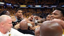 NBA, Antetokounmpo con i nervi a fior di pelle: prima litiga con il papà di Haliburton, poi con Mathurin si scatena la rissa