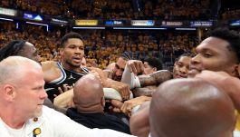 NBA, Antetokounmpo con i nervi a fior di pelle: prima litiga con il papà di Haliburton, poi con Mathurin si scatena la rissa