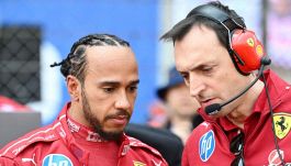 F1, Hamilton e i team radio con Adami: "Messaggi preoccupanti per Ferrari". Power unit 2026, scontro con Mercedes