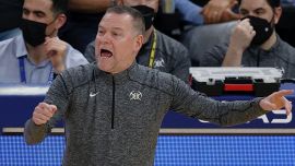 NBA, l’assurda decisione dei Nuggets: via coach Malone a 3 partite dai playoff. E i bookmaker mandano Jokic ai Lakers