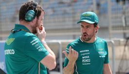 Gp Bahrain, Alonso come Senna: si stacca il volante della sua Aston Martin, indaga la FIA