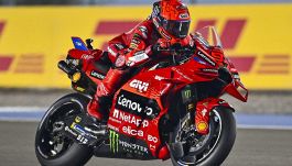MotoGP Qatar: Marc Marquez strappa la pole al fratello Alex. Disastro Bagnaia: cade e partirà undicesimo