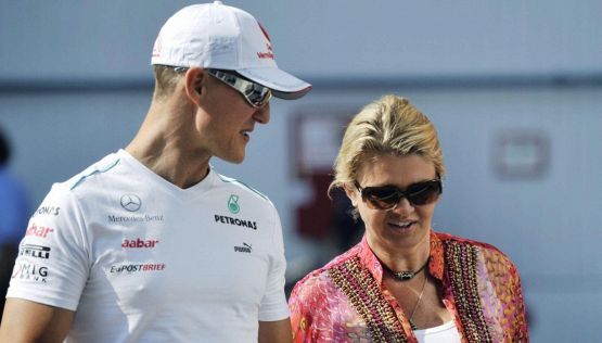 Michael Schumacher, si riaccende la speranza dopo la firma su un casco per beneficenza: l'aiuto di Corinna