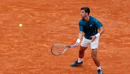 Montecarlo, Musetti: prima il sogno poi il crollo e un infortunio spalanca la strada ad Alcaraz. Bertolucci: “E’ stato crudele”