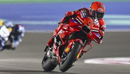 MotoGP Qatar: Marc Marquez non dà scampo, vittoria bis. Vinales penalizzato, Bagnaia secondo. Ansia Martin, caduto