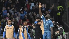 Napoli, la quarta maglia con l’Empoli è un omaggio alla città: la dedica di Lukaku e della squadra a Daniele