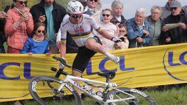 Ciclismo, allarme sicurezza: non solo la bottiglia a van der Poel, l’agente di Pogacar alimenta i dubbi sulla caduta