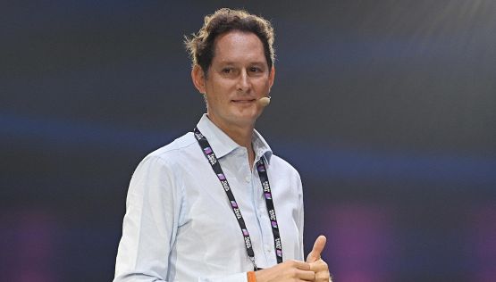 John Elkann delinea l'orizzonte Ferrari: "Ci apriamo al mondo della vela e all'elettrico per innovare e progredire"