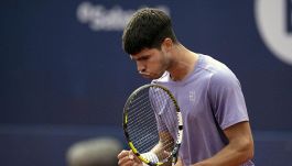 ATP Barcellona, Alcaraz supera Djere e avvicina Sinner nel ranking: per Carlos ai quarti c'è de Minaur