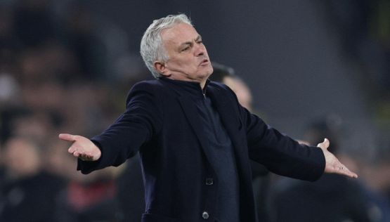 Fenerbahce, Mourinho: "Scelgo la formazione facendo testa o croce e andando in discoteca"