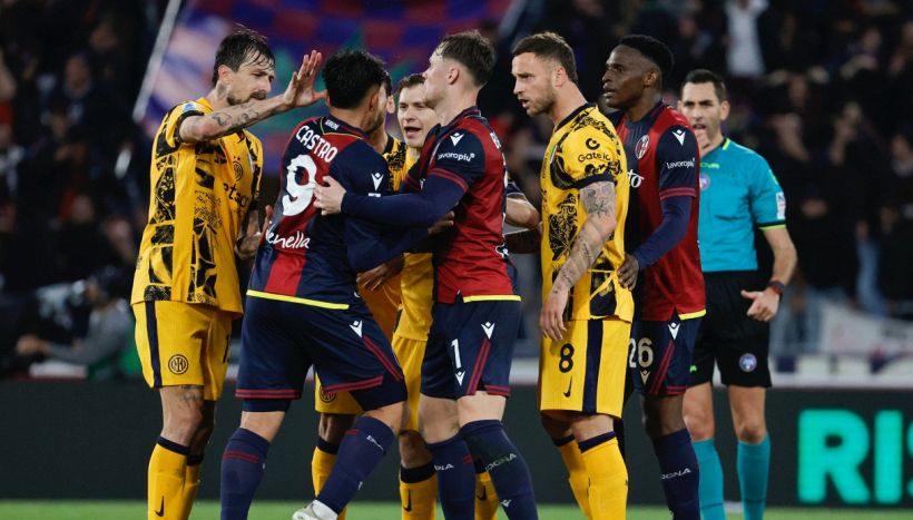 Bologna-Inter, la rimessa che fa infuriare Inzaghi: Lautaro e compagni accerchiano Colombo, Arnautovic litiga con Beukema